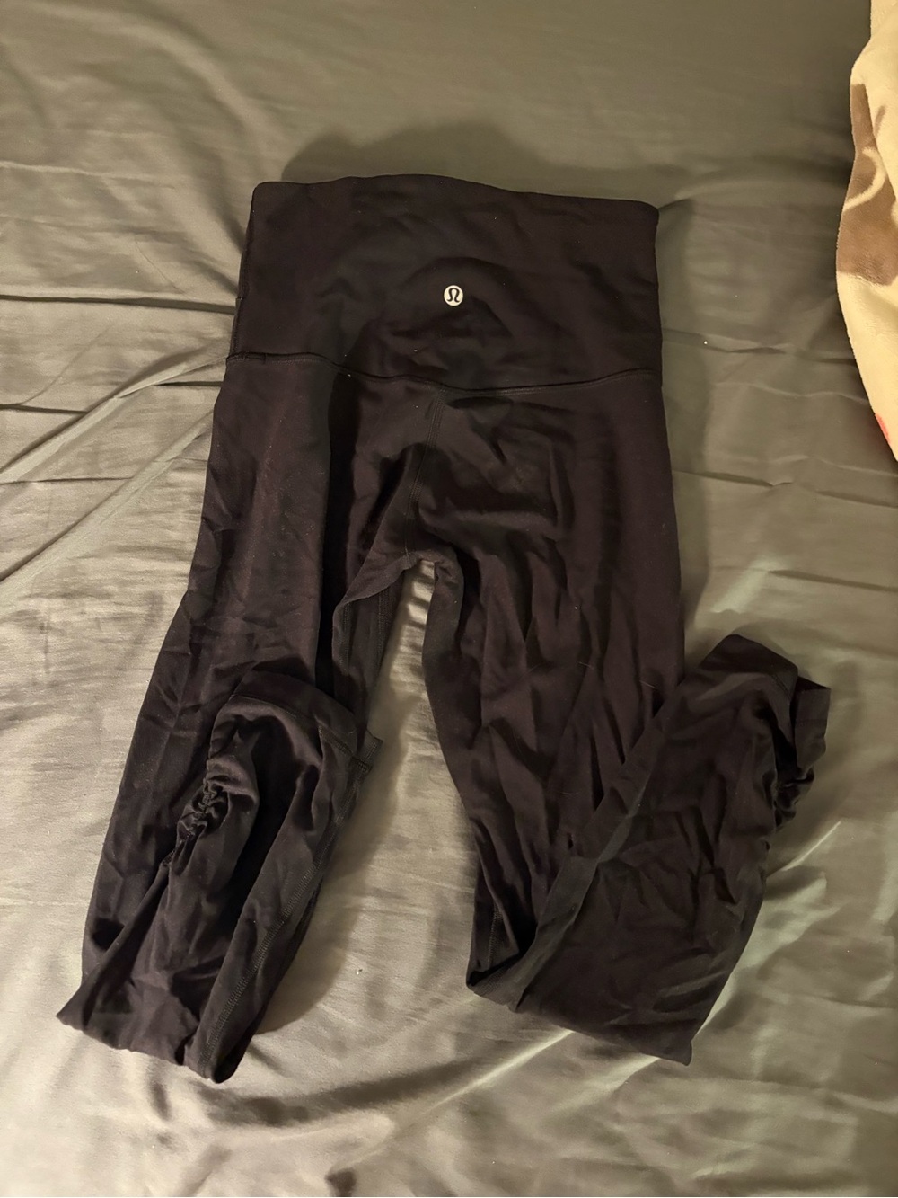 Black wrap/cinch cropped lululemon aligns 21” sz 4